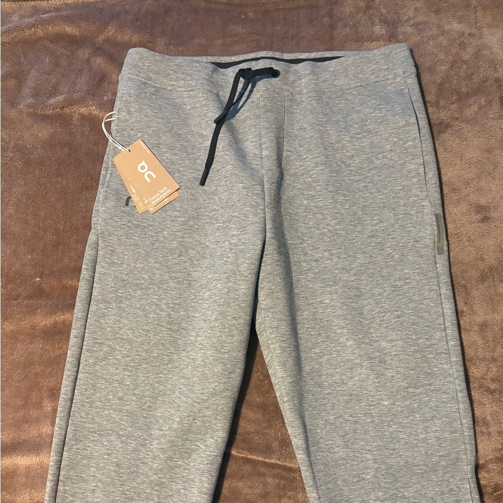 ON Running Men’s Size M Focus Tech Sweatpants in Light Grey NWT!